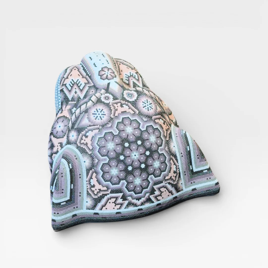 Figura de Chaquira Huichol: Jaguar Marrón Crema Patrón Geométrico y Boca Roja