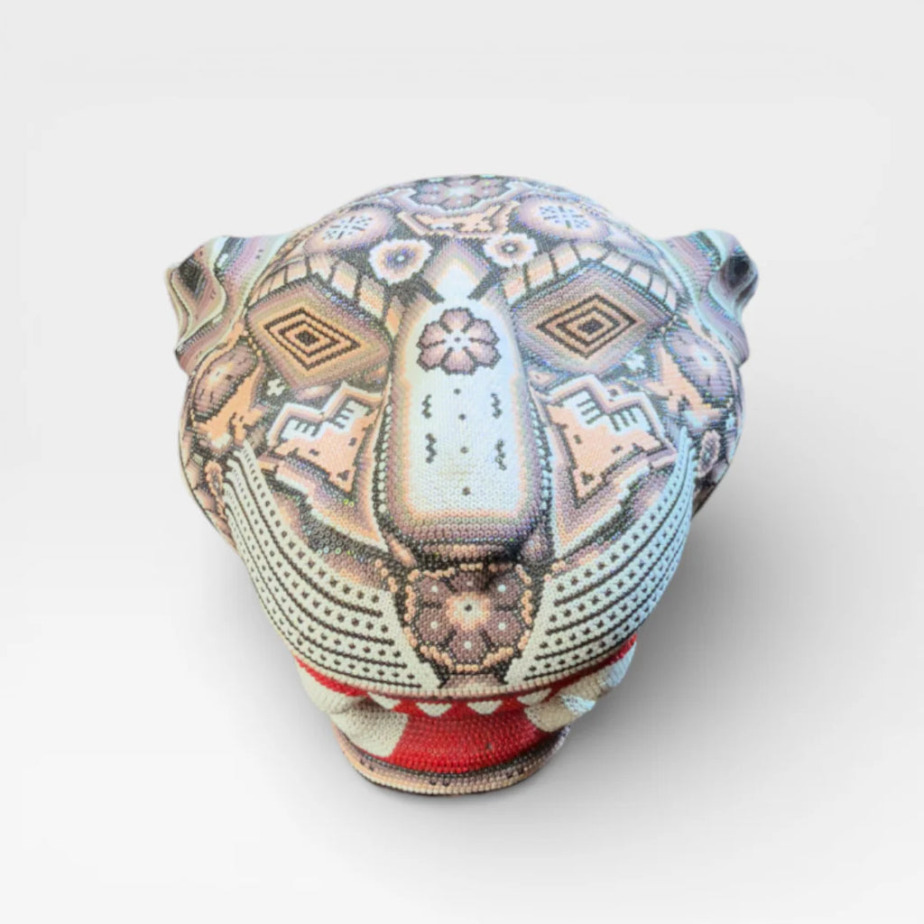 Figura de Chaquira Huichol: Jaguar Marrón Crema Patrón Geométrico y Boca Roja