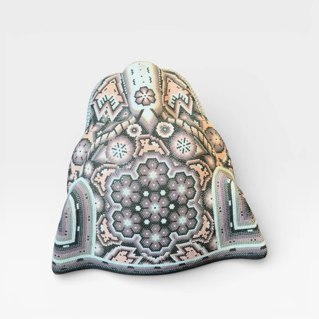 Figura de Chaquira Huichol: Jaguar Marrón Crema Patrón Geométrico y Boca Roja