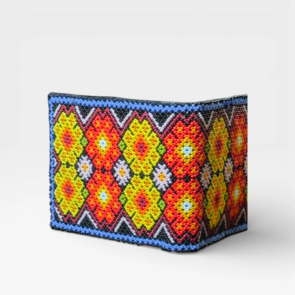 Cartera de Chaquira Huichol: Diseño Floral Geométrico en Negro, Amarillo y Naranja
