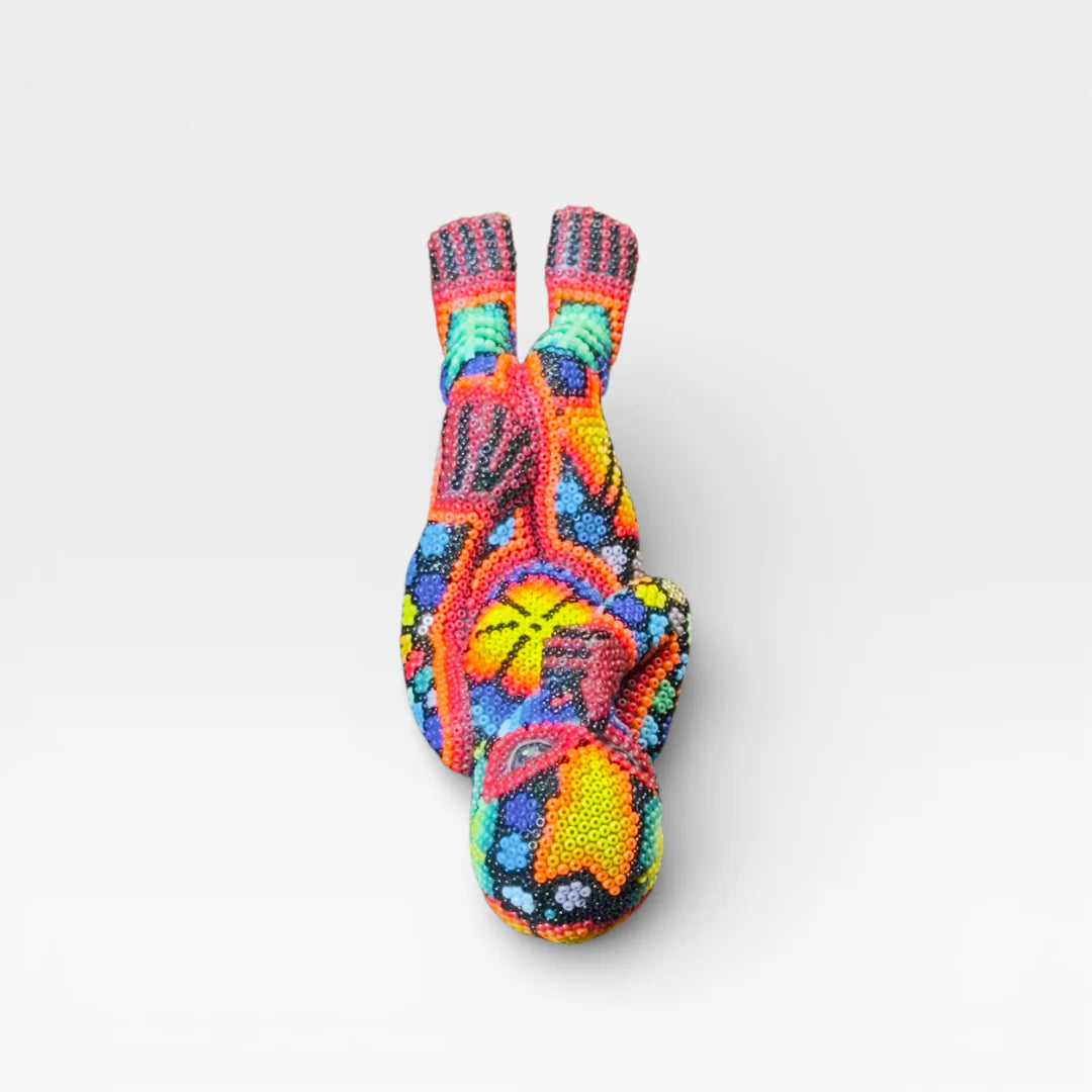 Figura de Chaquira Huichol: Mano de Paz Rojo, Azul y Amarillo con Patrón Geométrico