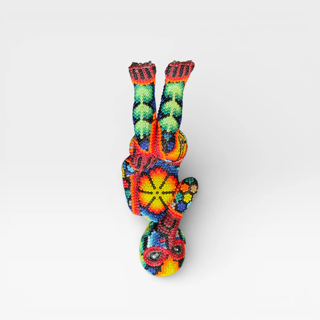 Figura de Chaquira Huichol: Mano de Paz Rojo, Azul y Amarillo con Patrón Geométrico