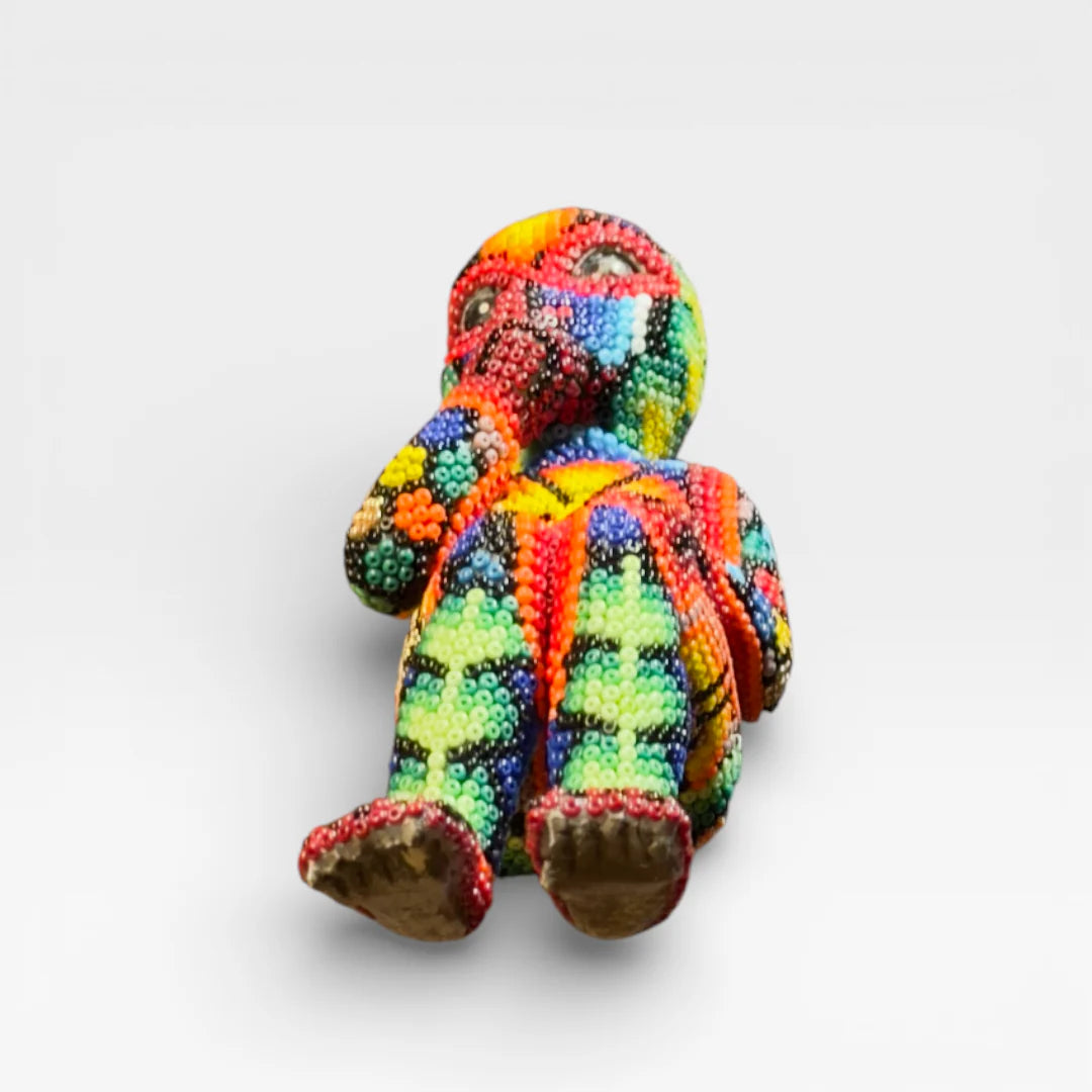 Figura de Chaquira Huichol: Mano de Paz Rojo, Azul y Amarillo con Patrón Geométrico