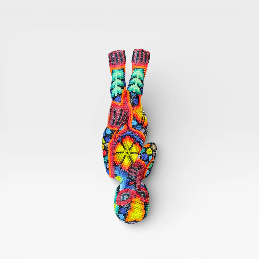 Figura de Chaquira Huichol: Mano de Paz Rojo, Azul y Amarillo con Patrón Geométrico