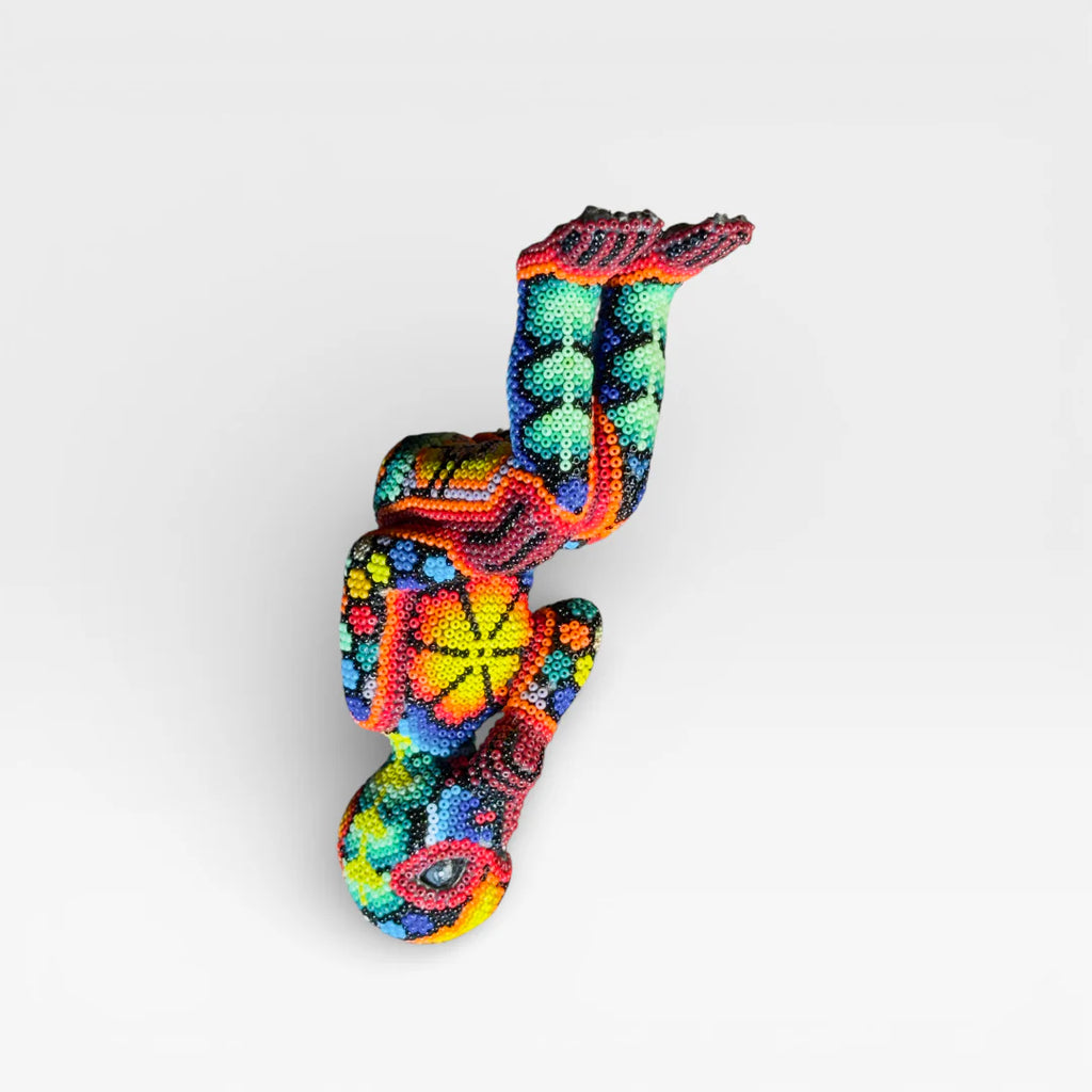 Figura de Chaquira Huichol: Mano de Paz Rojo, Azul y Amarillo con Patrón Geométrico