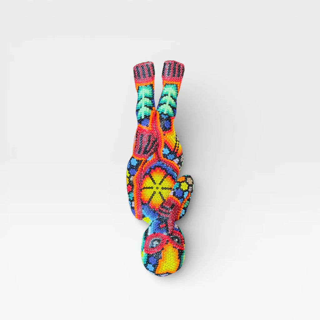 Figura de Chaquira Huichol: Mano de Paz Rojo, Azul y Amarillo con Patrón Geométrico