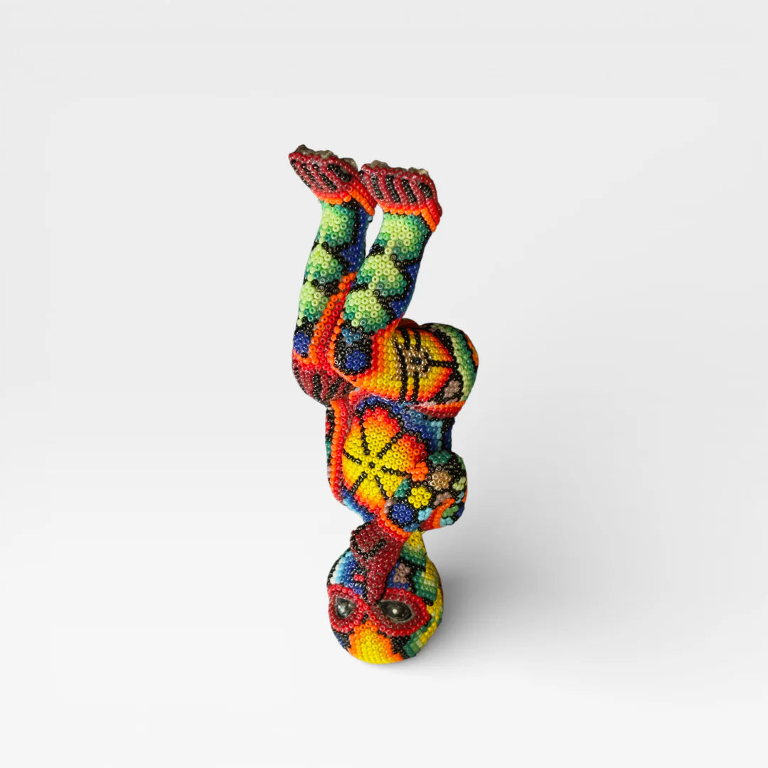 Figura de Chaquira Huichol: Mano de Paz Rojo, Azul y Amarillo con Patrón Geométrico