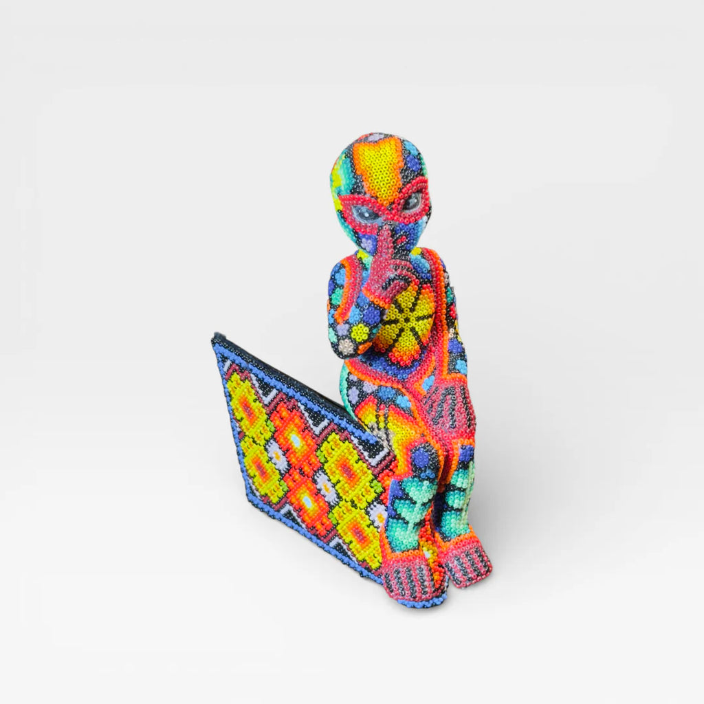 Figura de Chaquira Huichol: Mano de Paz Rojo, Azul y Amarillo con Patrón Geométrico