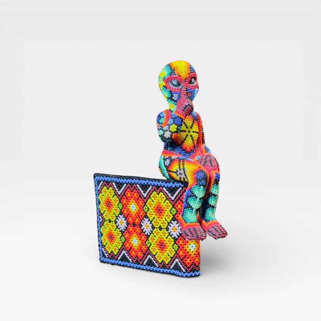 Figura de Chaquira Huichol: Mano de Paz Rojo, Azul y Amarillo con Patrón Geométrico