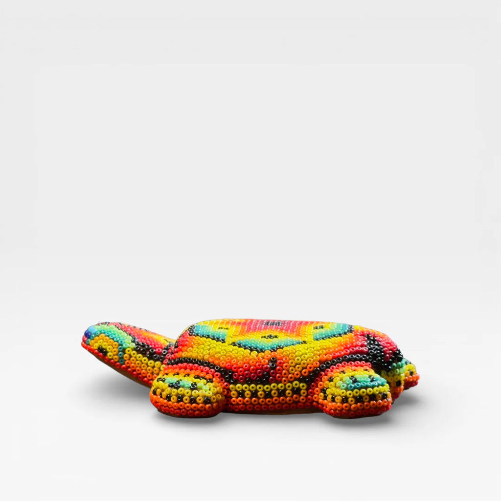 Figura de Chaquira Huichol: Tortuga Rojo, Amarillo y Turquesa Patrón Ondulado