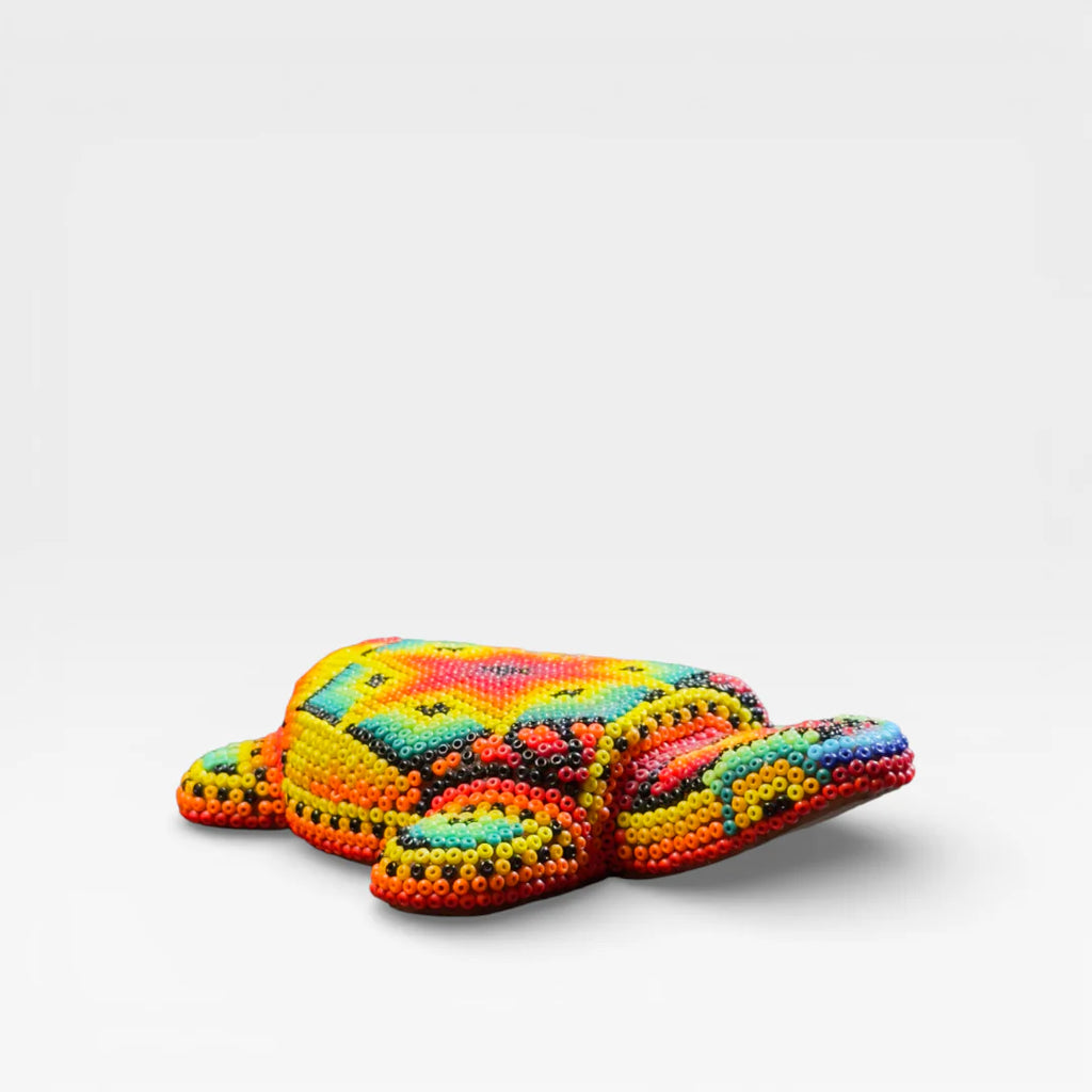 Figura de Chaquira Huichol: Tortuga Rojo, Amarillo y Turquesa Patrón Ondulado