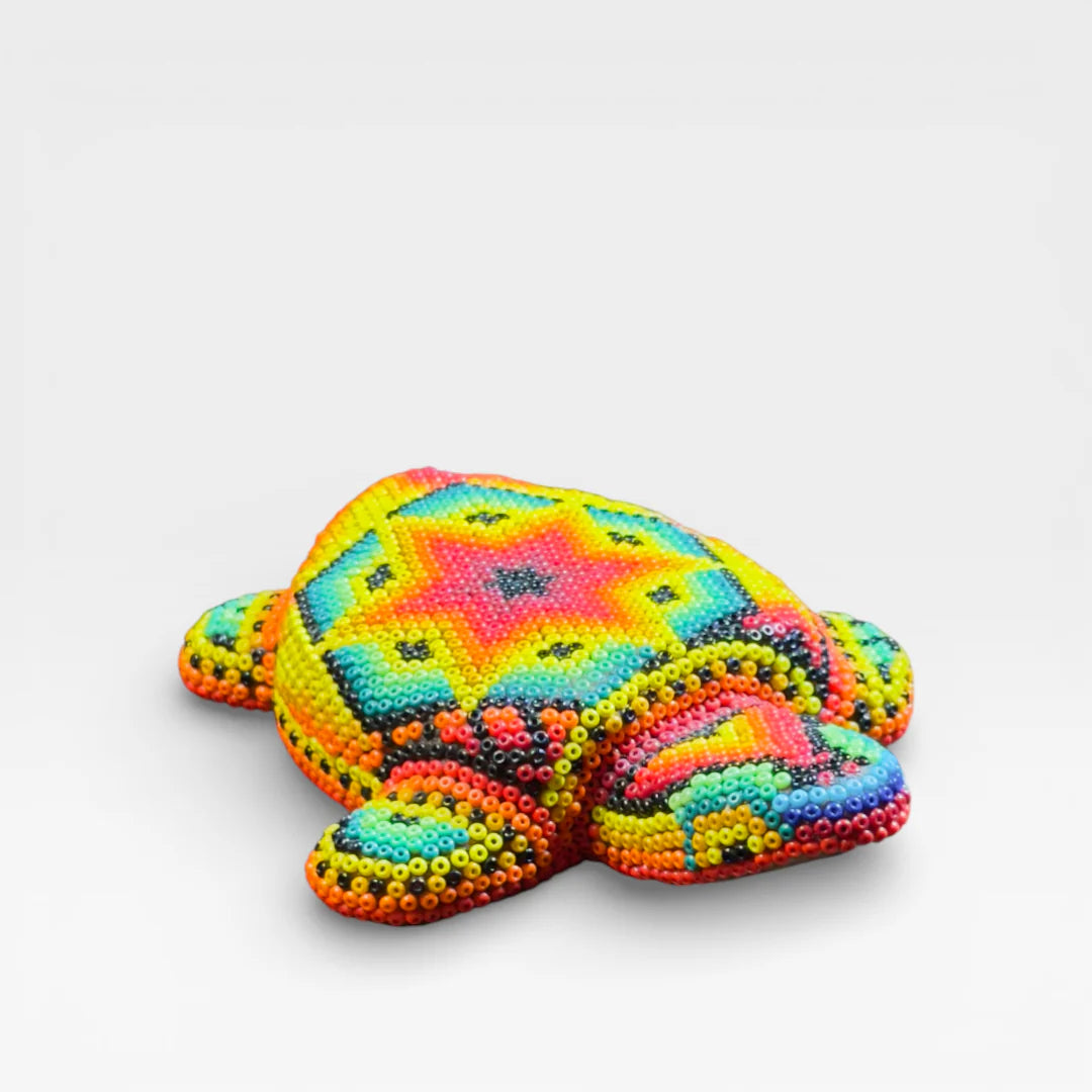 Figura de Chaquira Huichol: Tortuga Rojo, Amarillo y Turquesa Patrón Ondulado