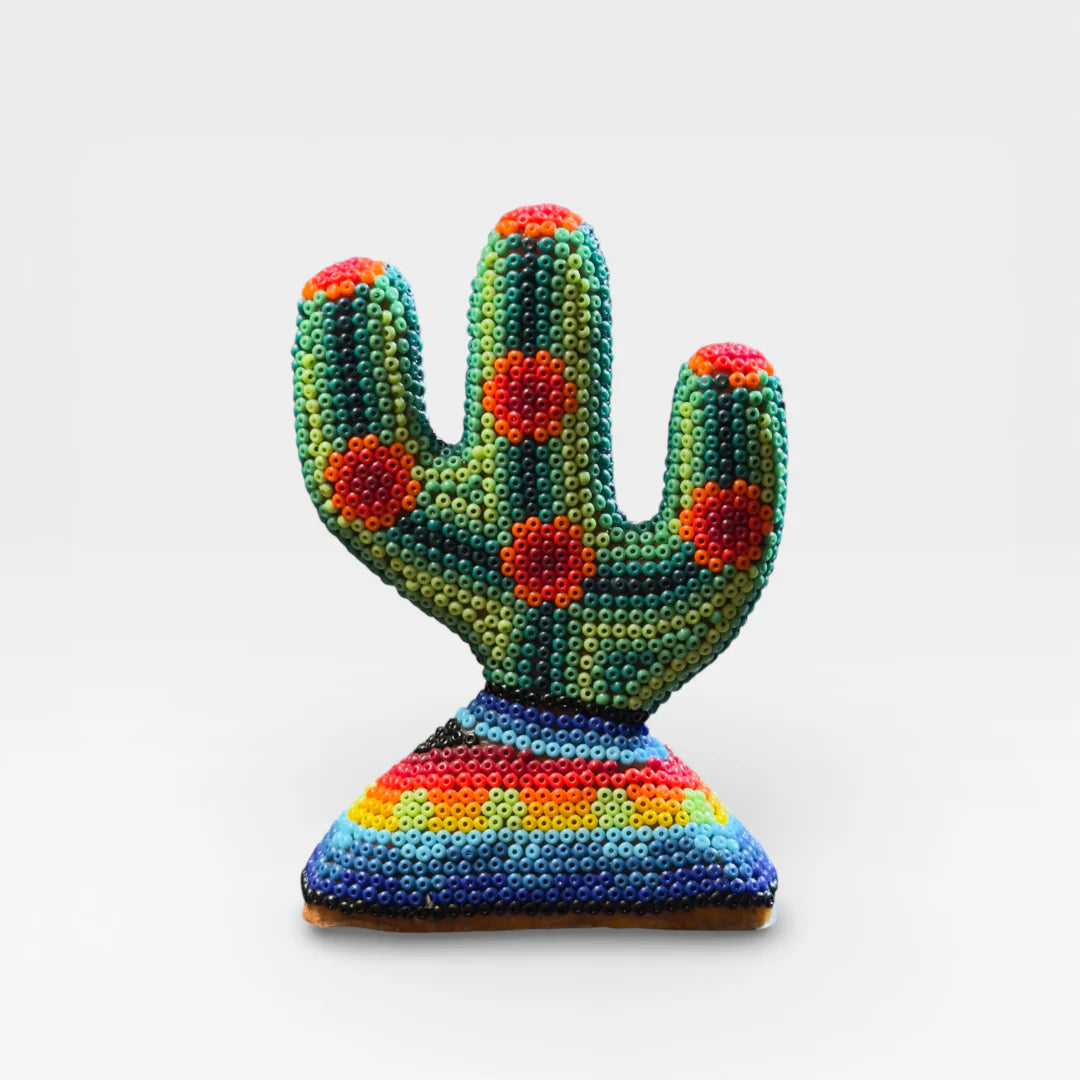 Figura de Chaquira Huichol: Cactus Verde, Naranja y Azul, Patrón de Puntos y Franjas