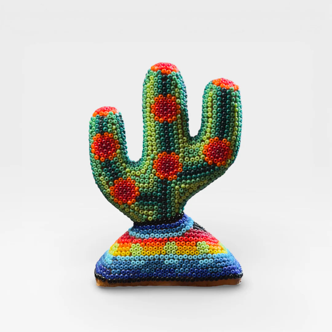 Figura de Chaquira Huichol: Cactus Verde, Naranja y Azul, Patrón de Puntos y Franjas
